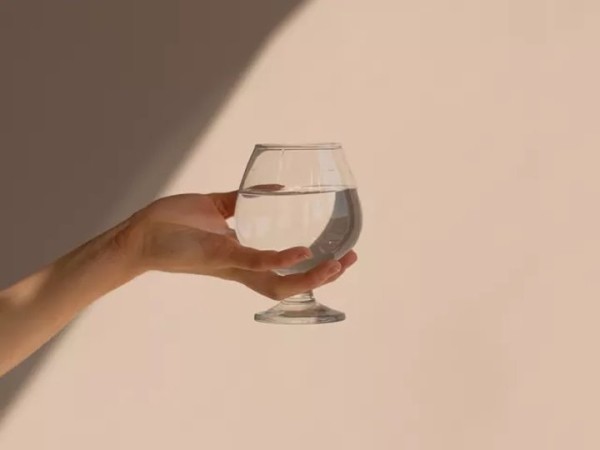 Нужно ли начинать день со стакана воды? Полезно это или вредно? Нужно ли начинать день со стакана воды? Полезно это или вредно?